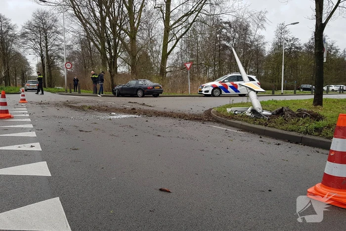 Personenauto ramt lantaarnpaal