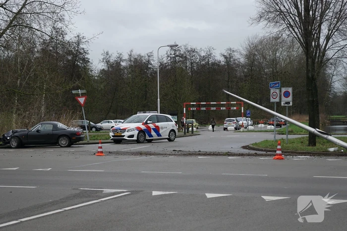 Personenauto ramt lantaarnpaal
