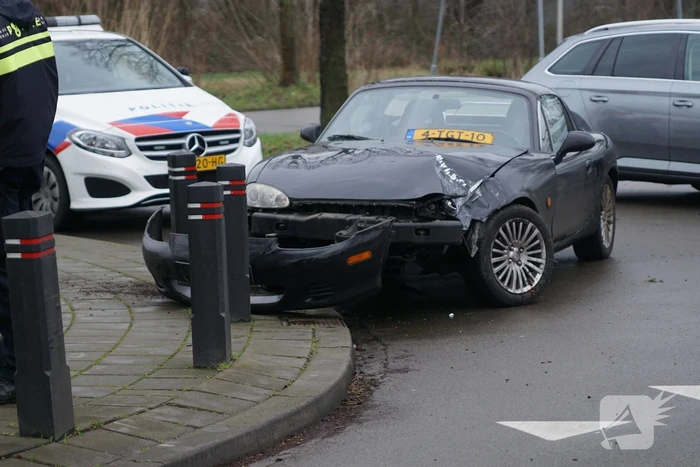 Personenauto ramt lantaarnpaal