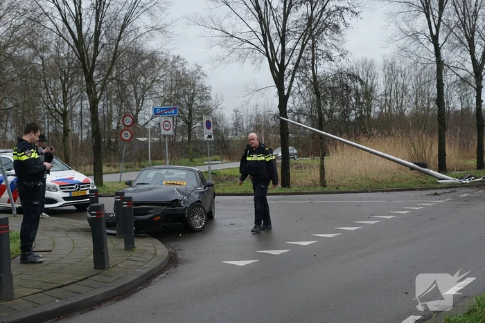 Personenauto ramt lantaarnpaal