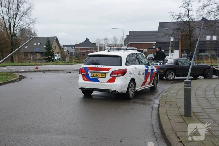 Personenauto ramt lantaarnpaal