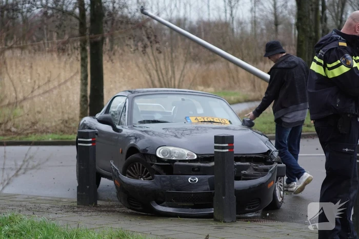 Personenauto ramt lantaarnpaal