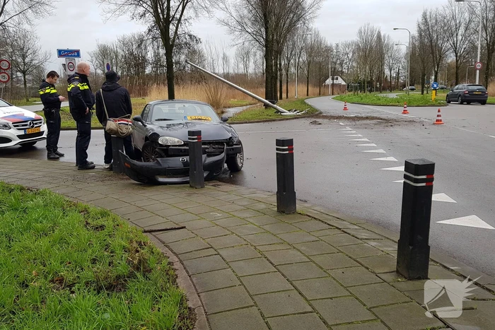Personenauto ramt lantaarnpaal