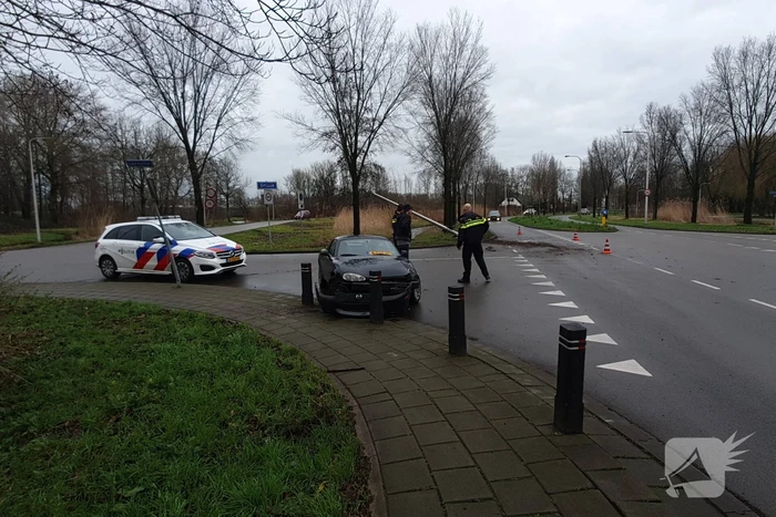 Personenauto ramt lantaarnpaal