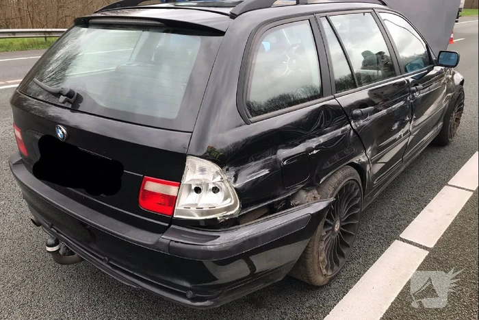 Auto botst op geleiderail snelweg