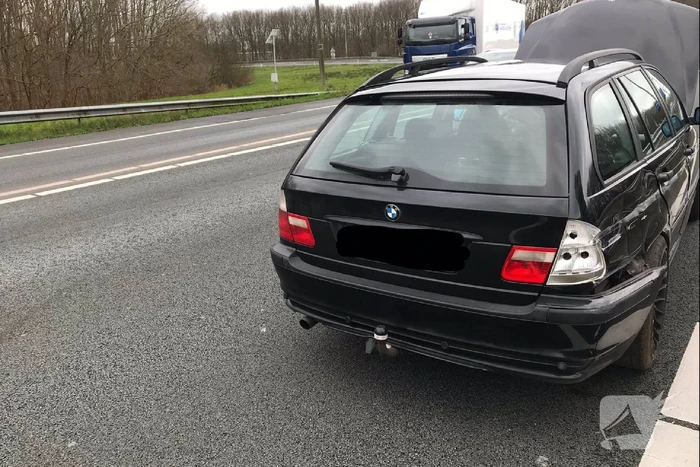 Auto botst op geleiderail snelweg