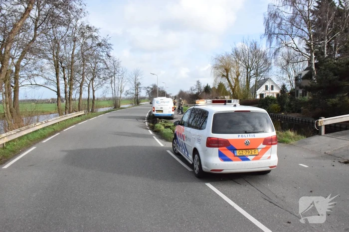 Bestelbus botst op lantaarnpaal komt tot stilstand op biggenruggen