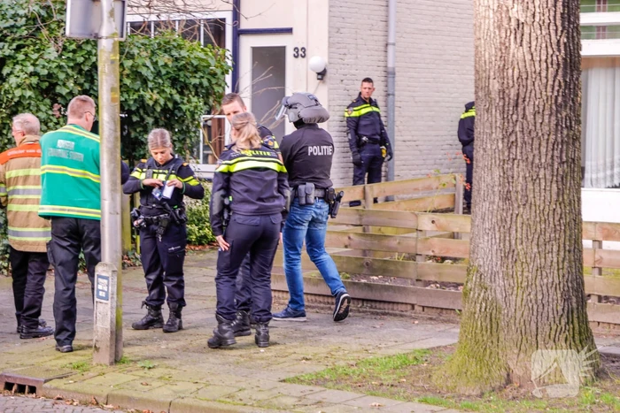 Arrestatieteam haalt man uit woning