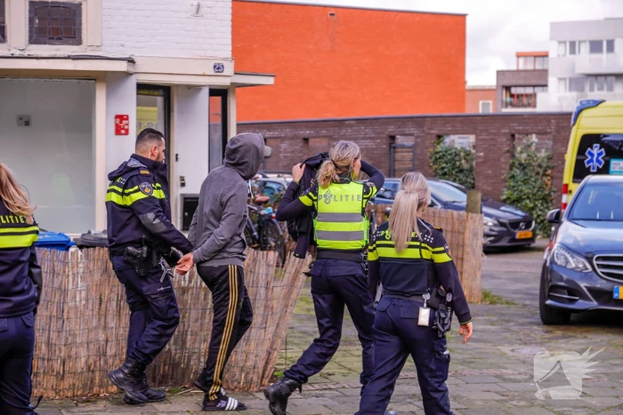Arrestatieteam haalt man uit woning