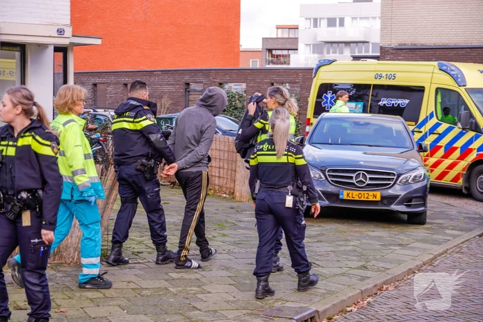 Arrestatieteam haalt man uit woning