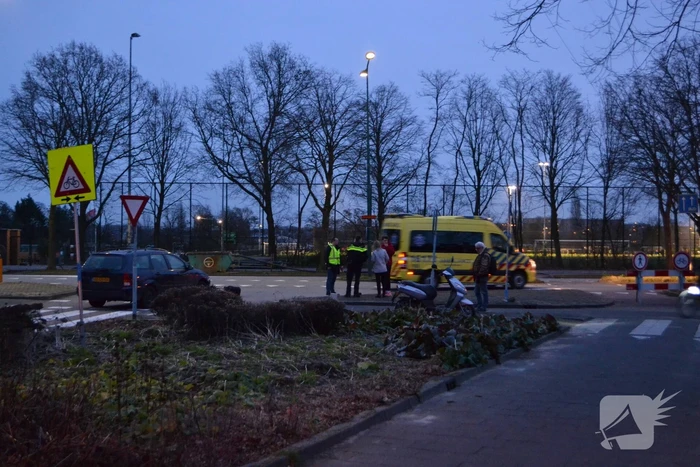 Brommerrijder licht gewond bij aanrijding