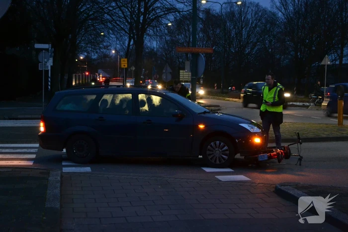 Brommerrijder licht gewond bij aanrijding