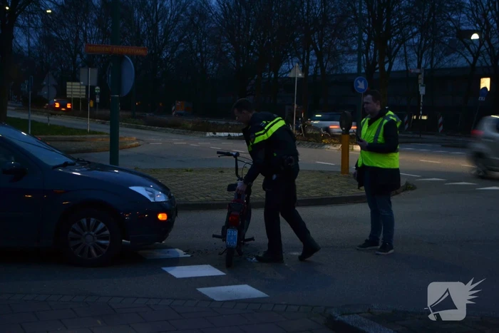 Brommerrijder licht gewond bij aanrijding