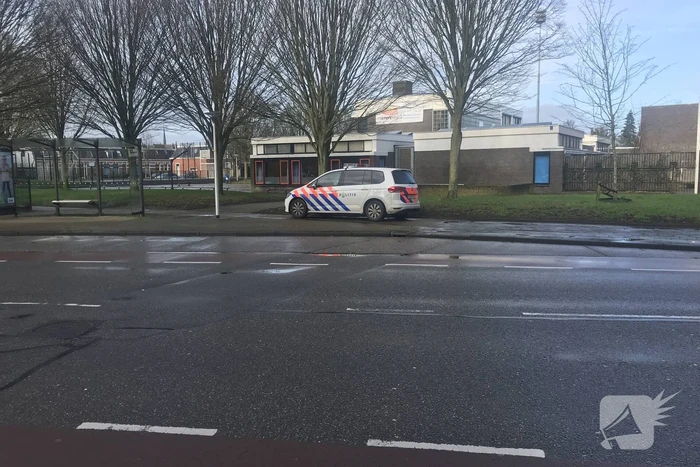Agenten doen onderzoek in schoolgebouw na incident