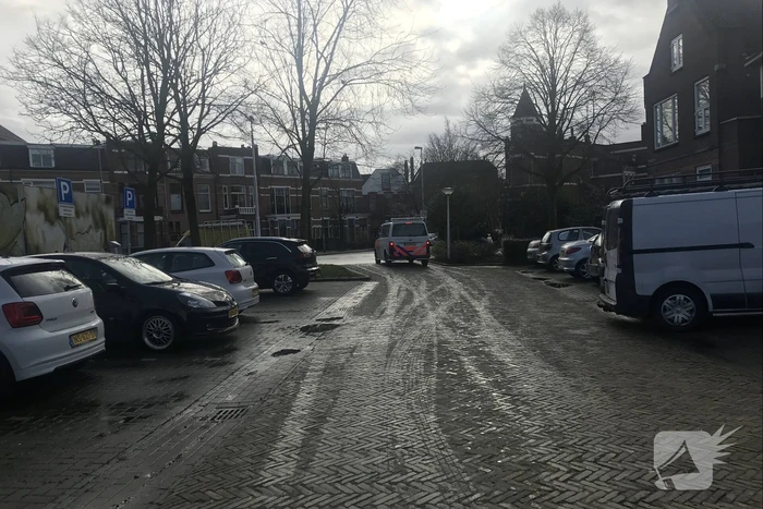Agenten doen onderzoek in schoolgebouw na incident
