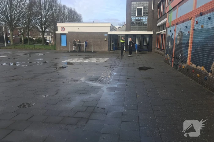 Agenten doen onderzoek in schoolgebouw na incident