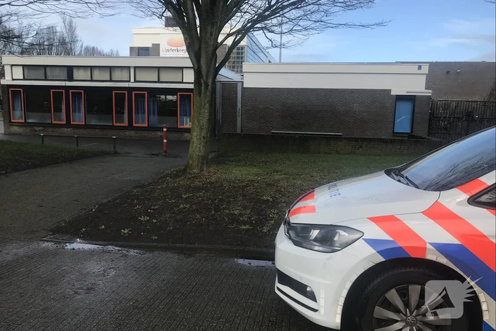 Agenten doen onderzoek in schoolgebouw na incident