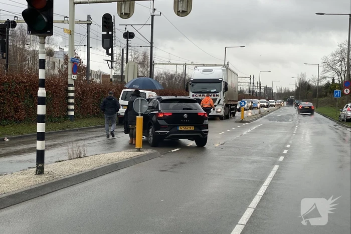 Twee voertuigen botsen op splitsing