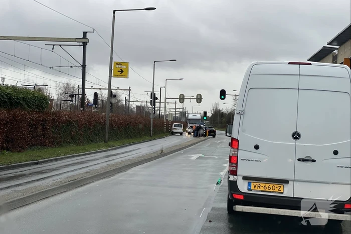 Twee voertuigen botsen op splitsing