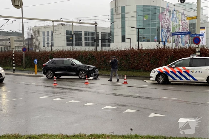Twee voertuigen botsen op splitsing