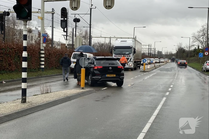 Twee voertuigen botsen op splitsing
