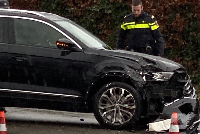 Twee voertuigen botsen op splitsing