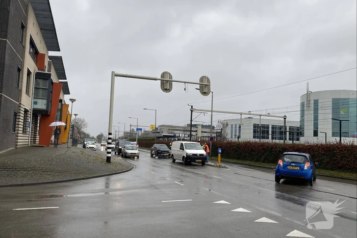 Twee voertuigen botsen op splitsing