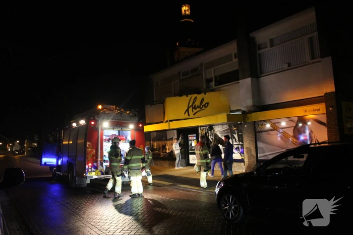 Brandweer onderzoekt brandmelding in bouwmarkt