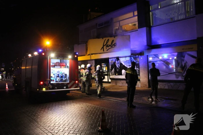 Brandweer onderzoekt brandmelding in bouwmarkt