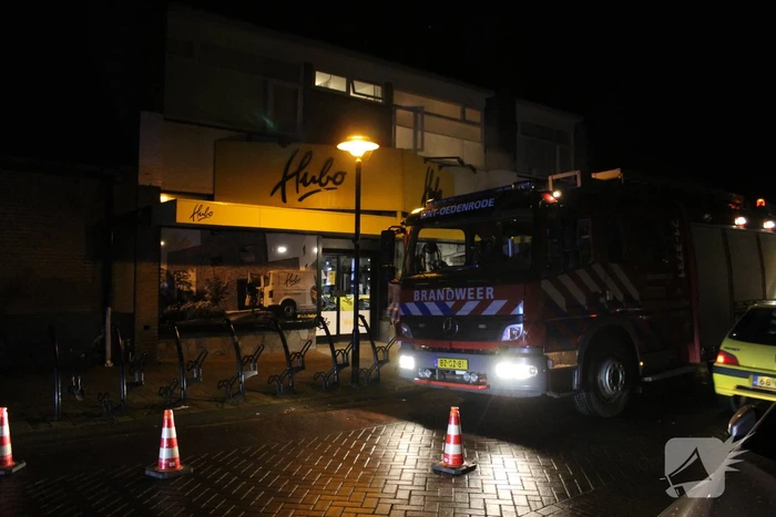 Brandweer onderzoekt brandmelding in bouwmarkt