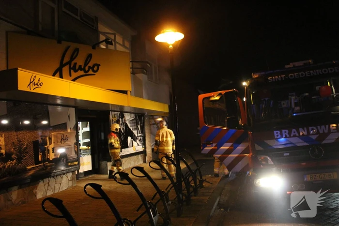 Brandweer onderzoekt brandmelding in bouwmarkt