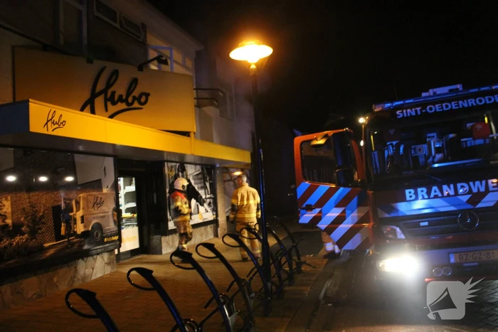 Brandweer onderzoekt brandmelding in bouwmarkt