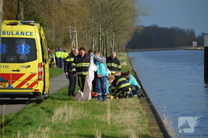 Vrouw valt met rollator in Van Harinxmakanaal