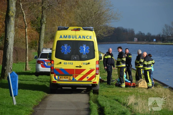 Vrouw valt met rollator in Van Harinxmakanaal