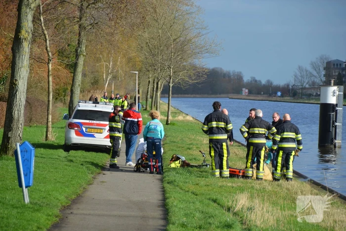 Vrouw valt met rollator in Van Harinxmakanaal