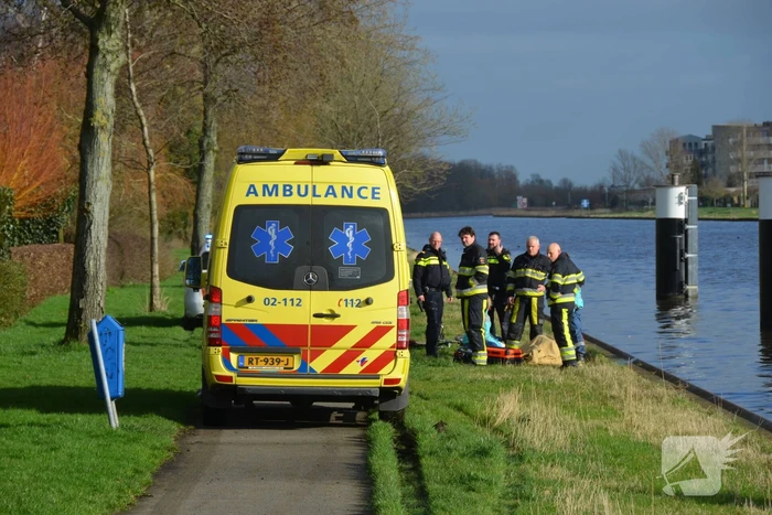 Vrouw valt met rollator in Van Harinxmakanaal