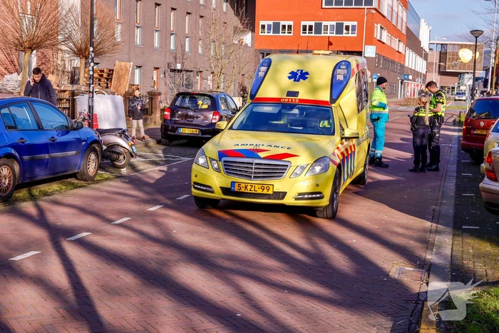 Fietsster aangereden door scooterrijder