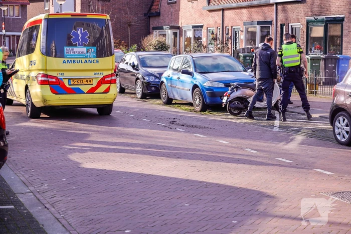 Fietsster aangereden door scooterrijder