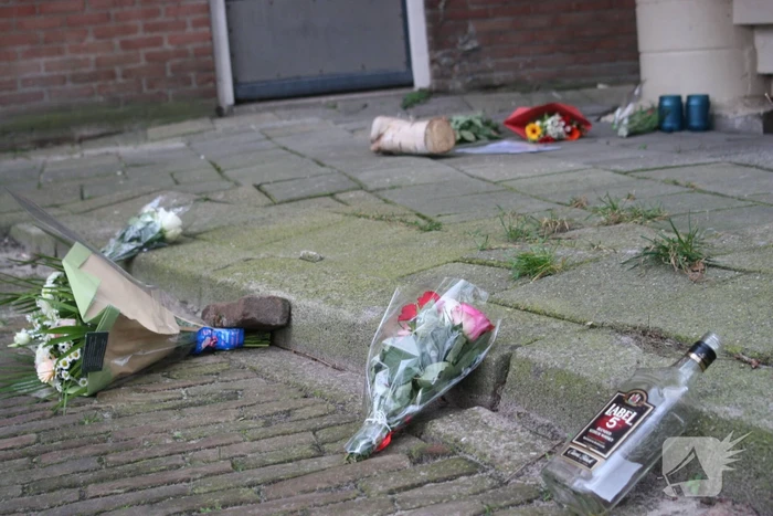 Bloemen voor man die overleed na de val van flat