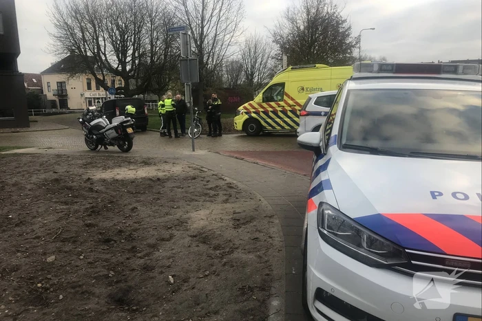 Overstekende fietsster aangereden op rotonde