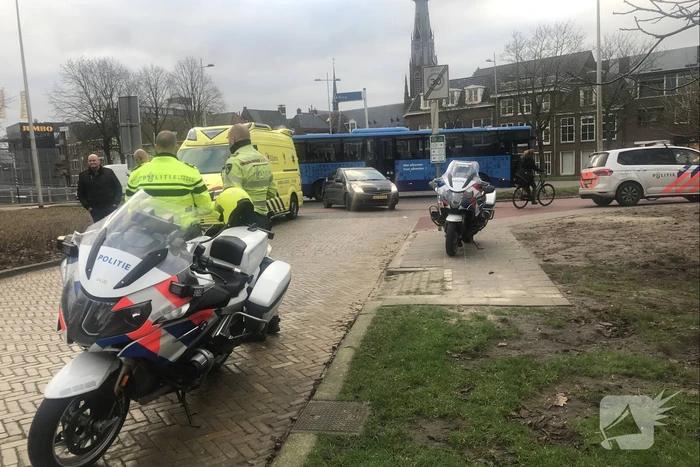 Overstekende fietsster aangereden op rotonde