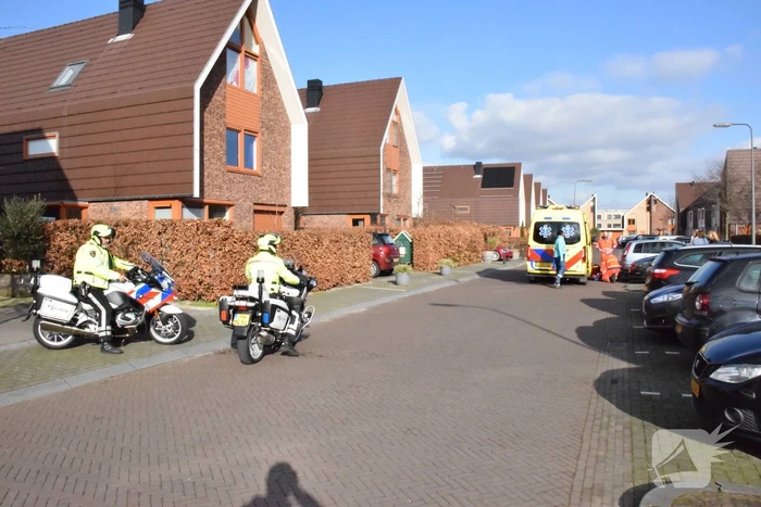 Auto belandt in zandbak op schoolplein