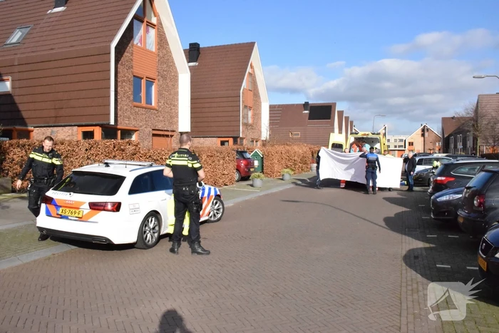 Auto belandt in zandbak op schoolplein