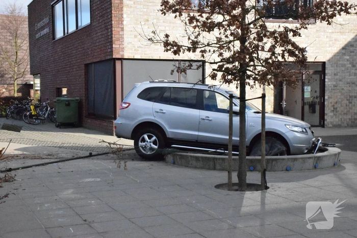 Auto belandt in zandbak op schoolplein