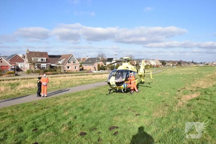 Auto belandt in zandbak op schoolplein