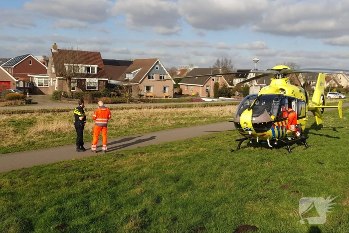 Auto belandt in zandbak op schoolplein