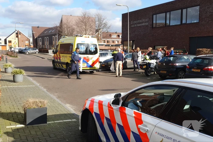 Auto belandt in zandbak op schoolplein
