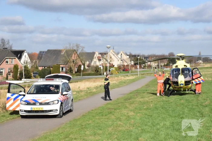 Auto belandt in zandbak op schoolplein