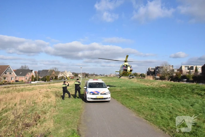 Auto belandt in zandbak op schoolplein