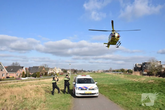 Auto belandt in zandbak op schoolplein
